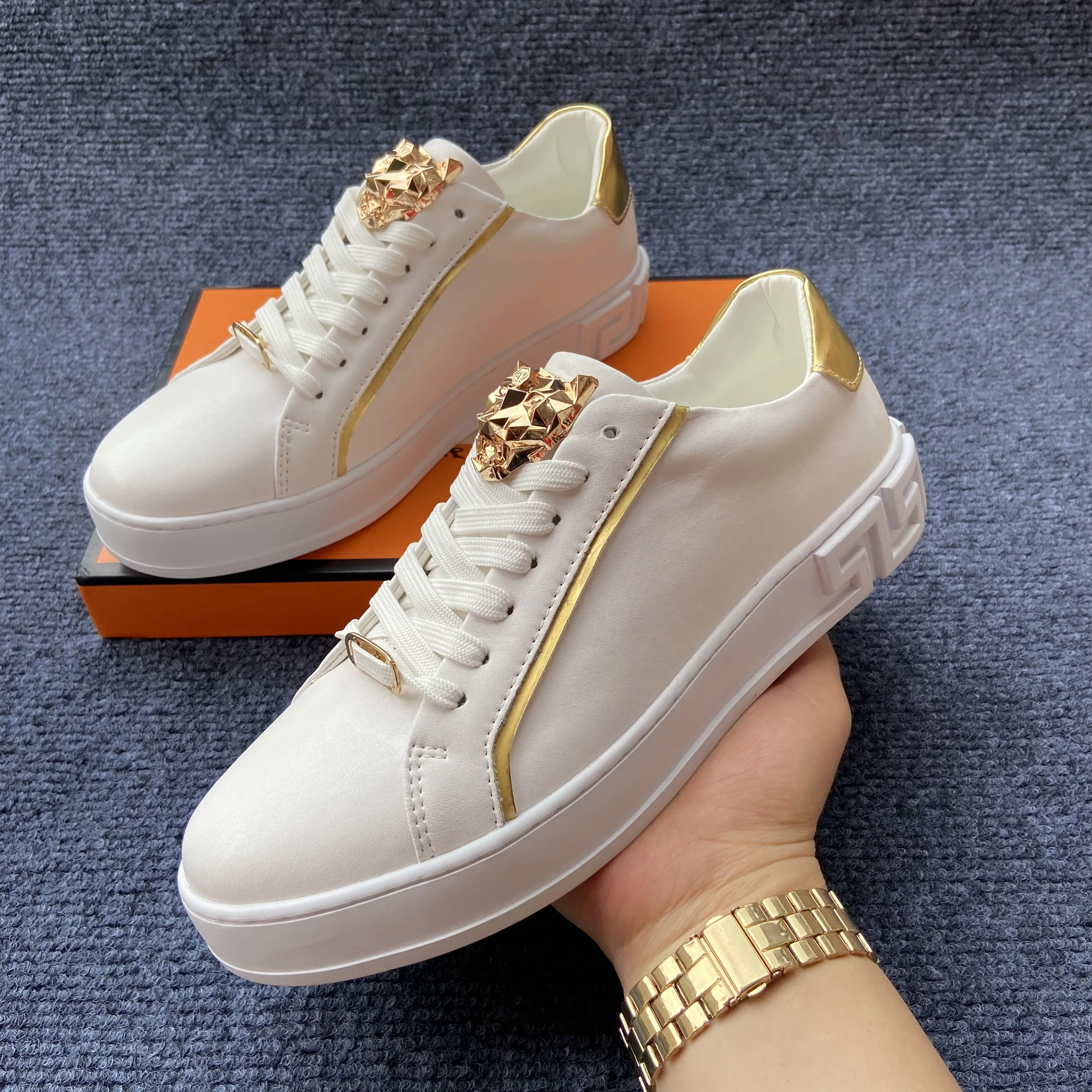 Оригинальные кроссовки и повседневная обувь бренда Lion Head для женщин и мужчин, белые дизайнерские кроссовки для бега, мужские кроссовки для скейтбординга.
Оригинальные кроссовки и повседневная обувь бренда Lion Head для женщин и мужчин, белые дизайнерские кроссовки для бега, мужские кроссовки для скейтбординга.