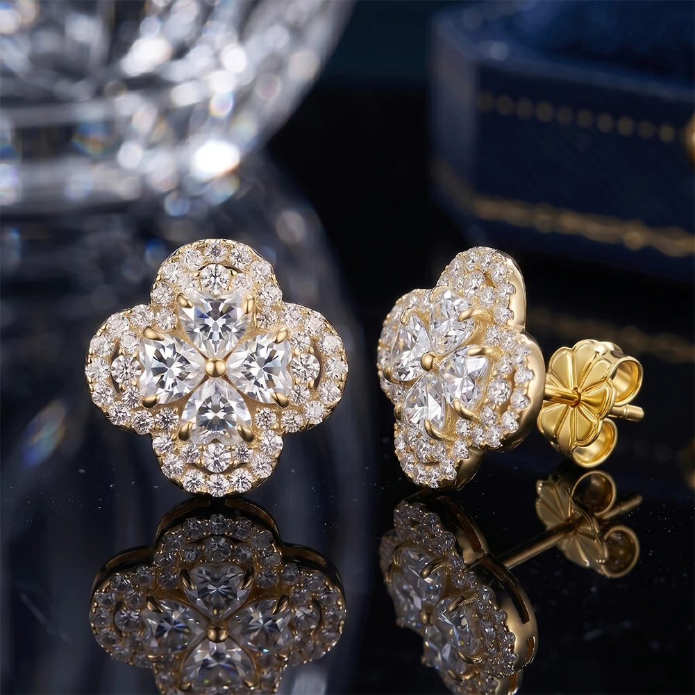 Kiss Mandy Moissanite Diamond Clover Stud Earrings S925 Sterling Silver Full Diamond Ear Stud Wedding Luxury Fine Jewelry SMOE22
Kiss Mandy Moissanite Diamond Clover Stud Earrings S925 Sterling Silver Full Diamond Ear Stud Wedding Luxury Fine Jewelry SMOE22