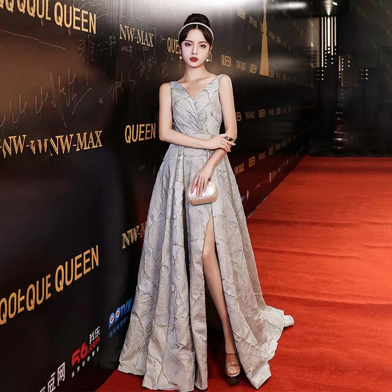 New Deep V-Neck Evening Dress Sleeveless Appliques Floor Length Backless A-Line Elegant Plus size Woman Formal Party Gowns A2543
New Deep V-Neck Evening Dress Sleeveless Appliques Floor Length Backless A-Line Elegant Plus size Woman Formal Party Gowns A2543