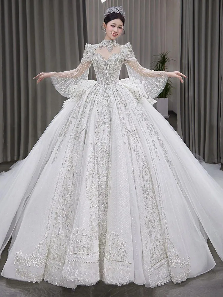 A new long-sleeved heavy-duty luxury haute couture dress with large tail
A new long-sleeved heavy-duty luxury haute couture dress with large tail