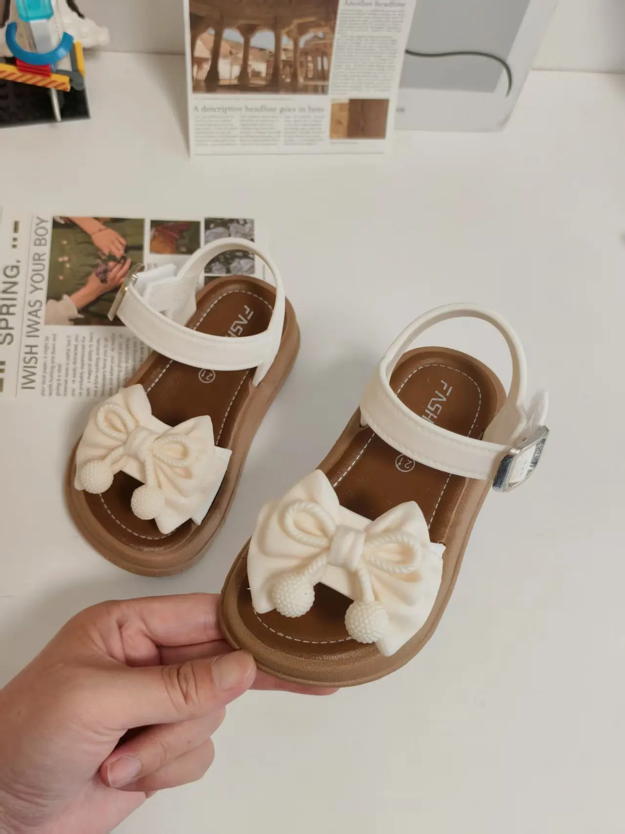 Новые модные летние сандалии для девочек с бантом, сандалии-принцессы для детей 3-14 лет, универсальные сандалии для улицы
Новые модные летние сандалии для девочек с бантом, сандалии-принцессы для детей 3-14 лет, универсальные сандалии для улицы