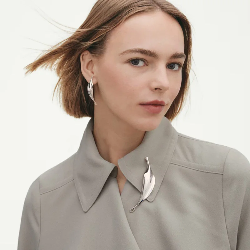 Luxury Retro Titanium Steel Earrings European And American Fashion Irregular Leaves Design Personality Jewelry Accessory
Luxury Retro Titanium Steel Earrings European And American Fashion Irregular Leaves Design Personality Jewelry Accessory