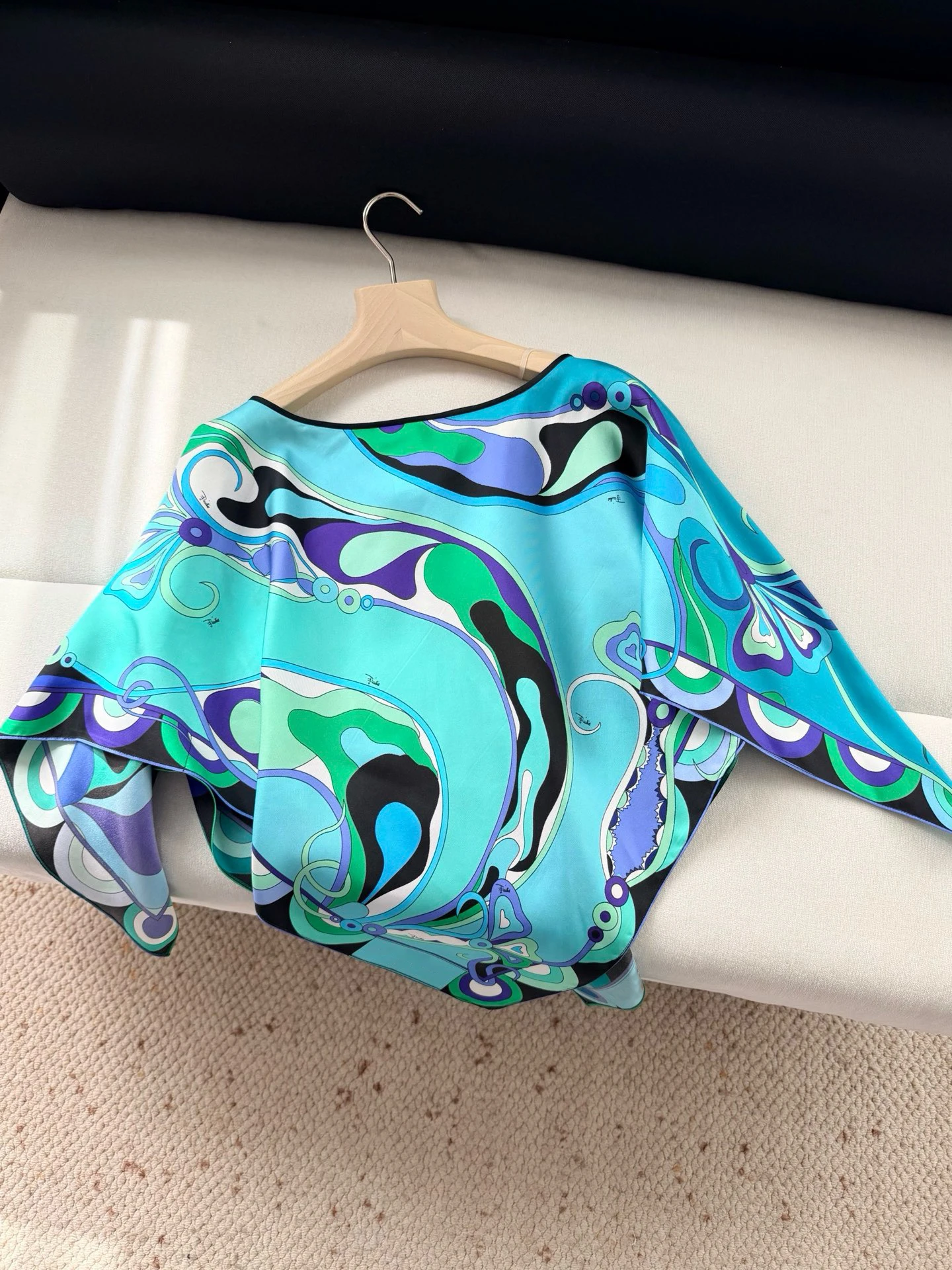 100% Real Silk Vintage Turquoise Abstract Print Satin Batwing Blouse, Loose Off Shoulder Casual Scarf Top High Quality Chic New
100% Real Silk Vintage Turquoise Abstract Print Satin Batwing Blouse, Loose Off Shoulder Casual Scarf Top High Quality Chic New