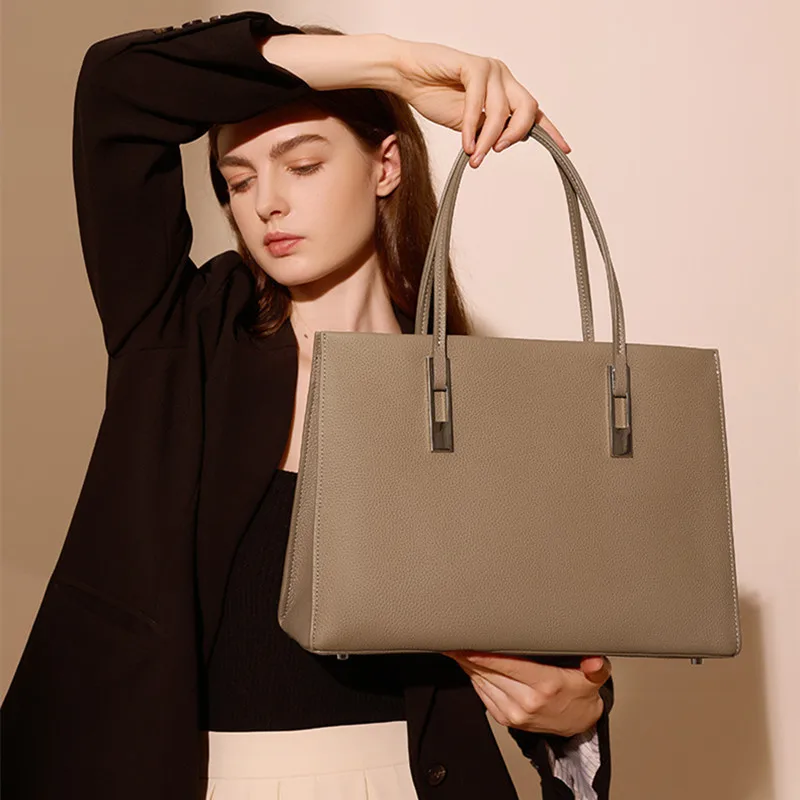 2025 Luxury Designer Women's Elegant Leather Tote Bags Genuine Leather Large Capacity Handbags Trendy Cowhide Shoulder Bag
2025 Luxury Designer Women's Elegant Leather Tote Bags Genuine Leather Large Capacity Handbags Trendy Cowhide Shoulder Bag