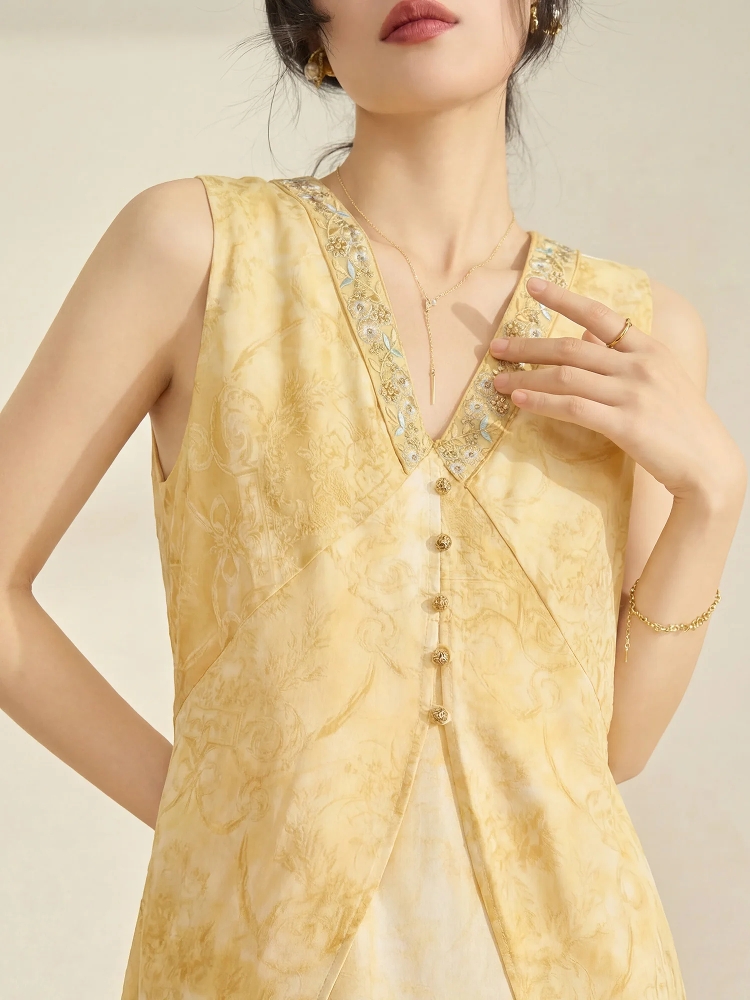 Flowing Era Yellow V-Neck Embroidered Mock Two-Piece Sleeveless Dress Women's Summer Fashion Casual Comfortable Breathable
Flowing Era Yellow V-Neck Embroidered Mock Two-Piece Sleeveless Dress Women's Summer Fashion Casual Comfortable Breathable