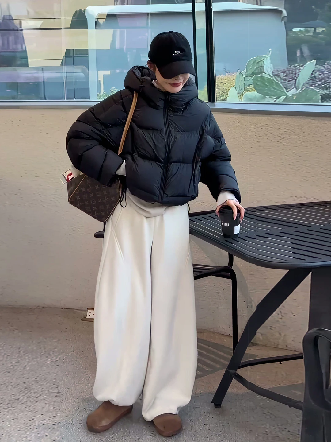 Женская короткая пуховая куртка с капюшоном, белая, на утином пуху, теплая зимняя верхняя одежда, объемная куртка-пуховик, гарантированное тепло, короткая длина
Женская короткая пуховая куртка с капюшоном, белая, на утином пуху, теплая зимняя верхняя одежда, объемная куртка-пуховик, гарантированное тепло, короткая длина