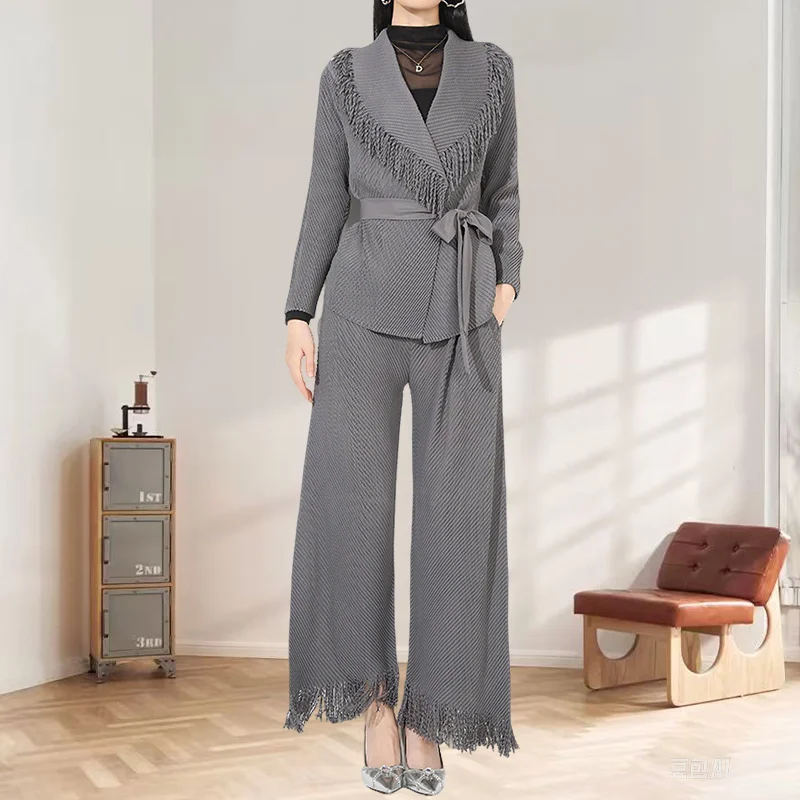 Miyake плиссированный оригинальный брючный костюм с кисточками, женский костюм 2025 года, куртка с воротником и галстуком, длинные брюки с высокой талией, плиссированный комплект из 2 предметов
Miyake плиссированный оригинальный брючный костюм с кисточками, женский костюм 2025 года, куртка с воротником и галстуком, длинные брюки с высокой талией, плиссированный комплект из 2 предметов