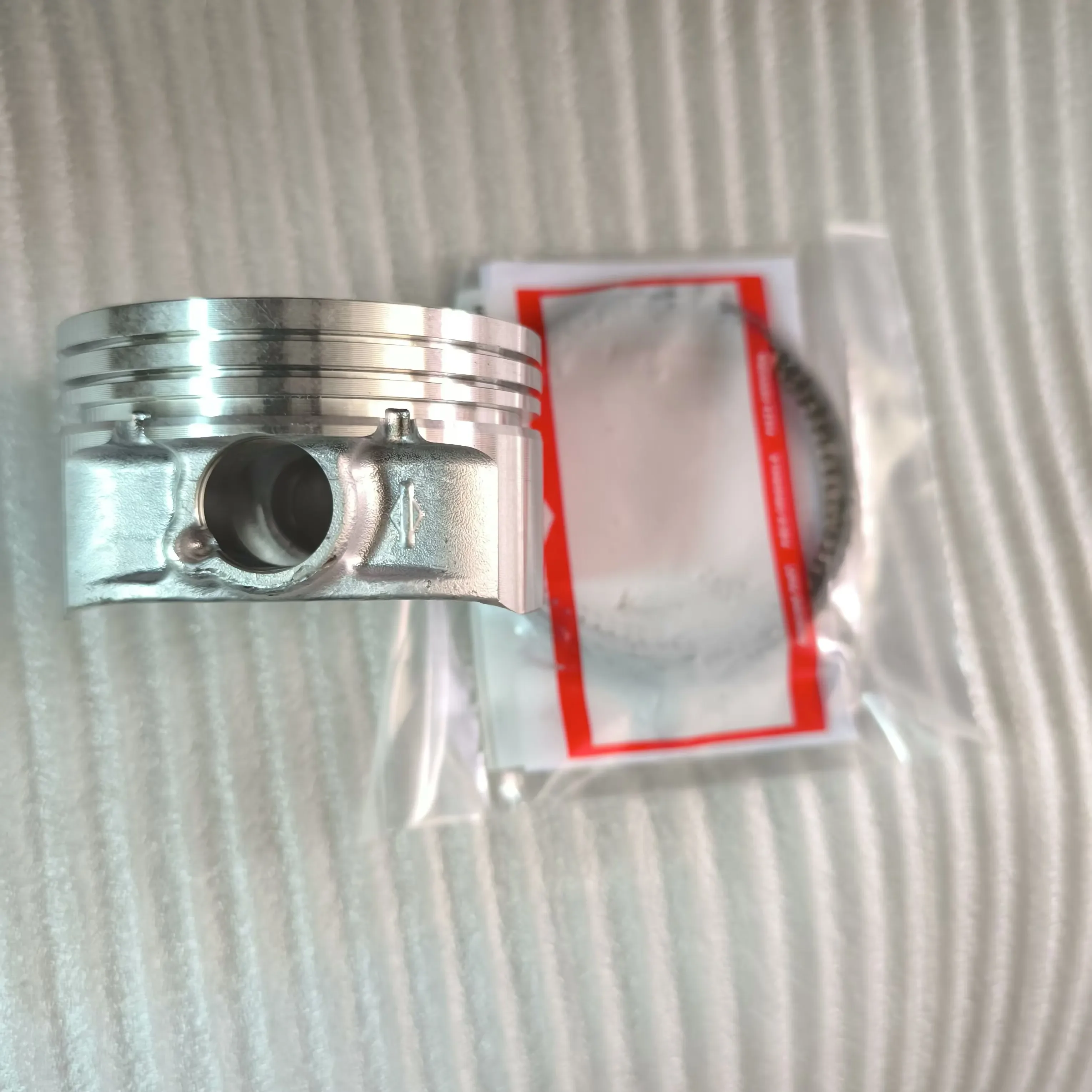 843792 842565 PISTON ASSEMBLY FIT BRIGGS STRATON ENGINE 350442 350445 350447 356442 356447 356447 358777 356777
843792 842565 PISTON ASSEMBLY FIT BRIGGS STRATON ENGINE 350442 350445 350447 356442 356447 356447 358777 356777