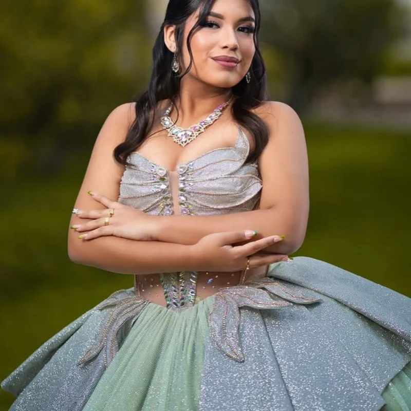 Shiny silver gray Shoulder Quinceanera Dress Lace flower decal Tull layering crystal vestidos de 15 Quinceanera Customized
Shiny silver gray Shoulder Quinceanera Dress Lace flower decal Tull layering crystal vestidos de 15 Quinceanera Customized