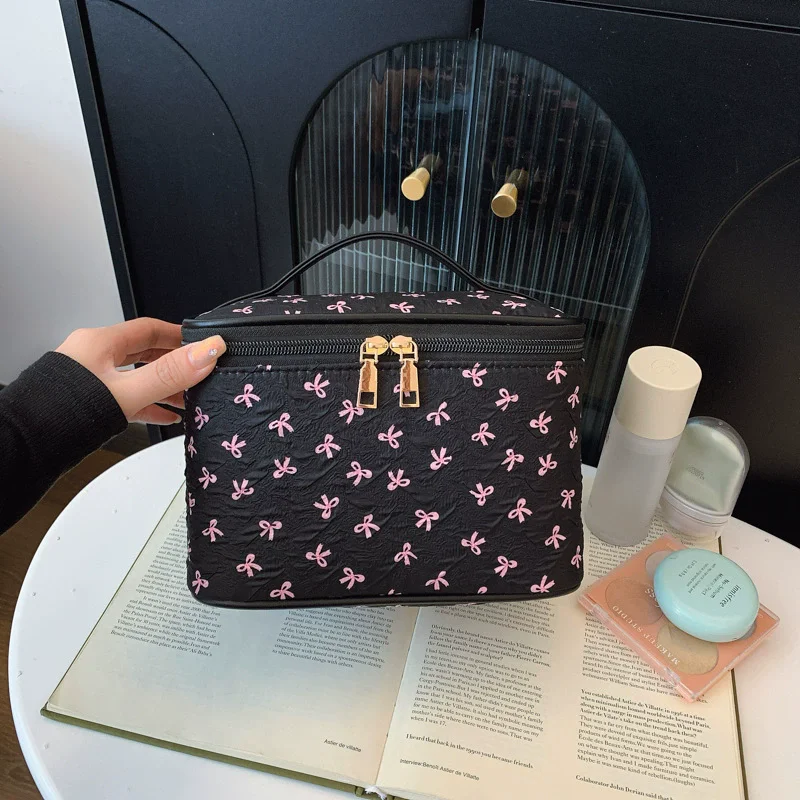 Cute Girl's Square Box Portable Bow Cosmetic Storage Case For Women Large Capacity Handheld Toiletry Wash Travel Make Up Bags
Cute Girl's Square Box Portable Bow Cosmetic Storage Case For Women Large Capacity Handheld Toiletry Wash Travel Make Up Bags