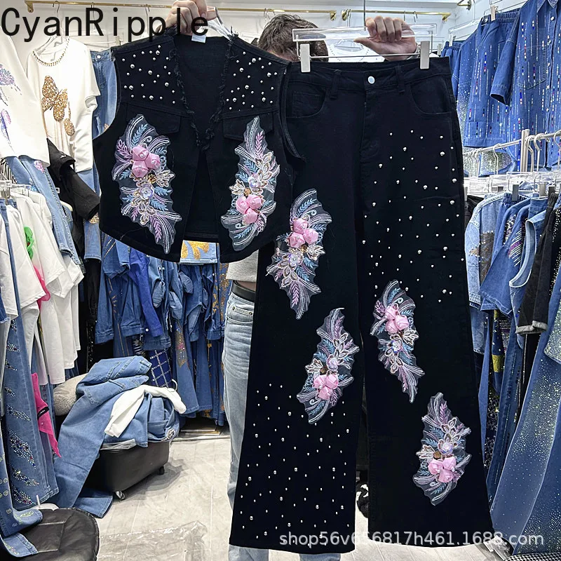 Модный женский джинсовый комплект на весну: жилет без рукавов с V-образным вырезом и объемными цветами + черные джинсы с высокой талией и бусинами, широкие штанины
Модный женский джинсовый комплект на весну: жилет без рукавов с V-образным вырезом и объемными цветами + черные джинсы с высокой талией и бусинами, широкие штанины