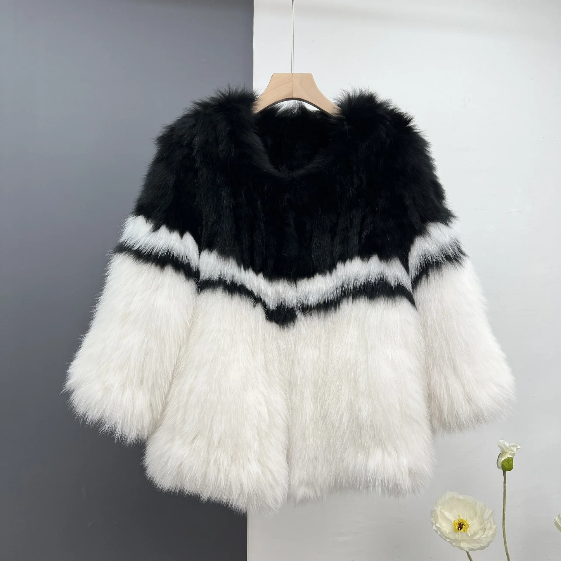 autumn and winter new Haining fur coat real fur fur double-sided woven encrypted women's black and white color
autumn and winter new Haining fur coat real fur fur double-sided woven encrypted women's black and white color