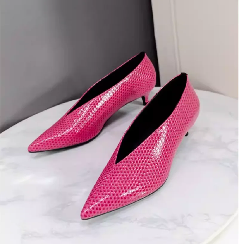 Новый узор из змеиной кожи, модные туфли-лодочки с V-образным вырезом на коротком тонком каблуке, пикантные свадебные туфли с острым носком, элегантные туфли для вечеринок, туфли на танкетке
Новый узор из змеиной кожи, модные туфли-лодочки с V-образным вырезом на коротком тонком каблуке, пикантные свадебные туфли с острым носком, элегантные туфли для вечеринок, туфли на танкетке