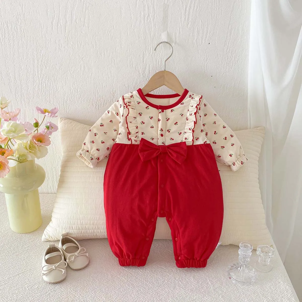 Корейская версия 2026: Осенне-зимний комбинезон для девочек с бантом, красный, для новорожденных, праздничный, с плюшевой подкладкой для тепла
Корейская версия 2026: Осенне-зимний комбинезон для девочек с бантом, красный, для новорожденных, праздничный, с плюшевой подкладкой для тепла