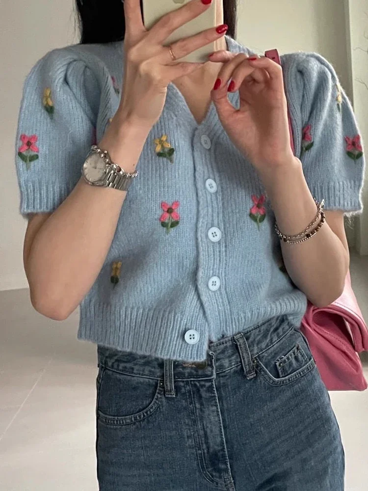 Sweetened Ageless Short Knitted Sweater Women's Single Button Bubble Sleeve Design V-neck Warmth Retention Spring XY37
Sweetened Ageless Short Knitted Sweater Women's Single Button Bubble Sleeve Design V-neck Warmth Retention Spring XY37