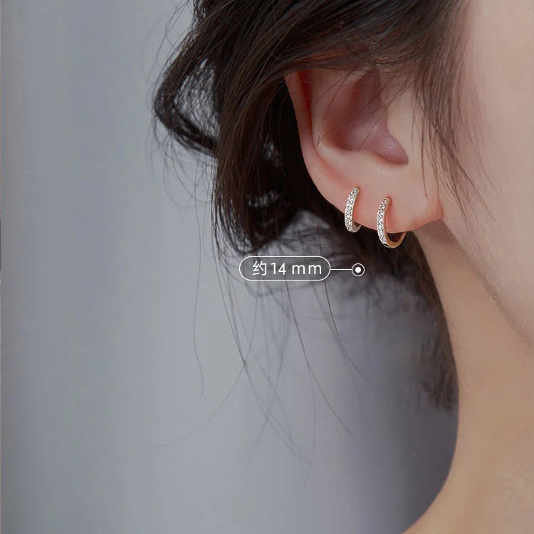Versatile earrings S925 silver needle flash diamond earrings, simple ear buckles, trendy women's sweet diamond-encrusted circle
Versatile earrings S925 silver needle flash diamond earrings, simple ear buckles, trendy women's sweet diamond-encrusted circle