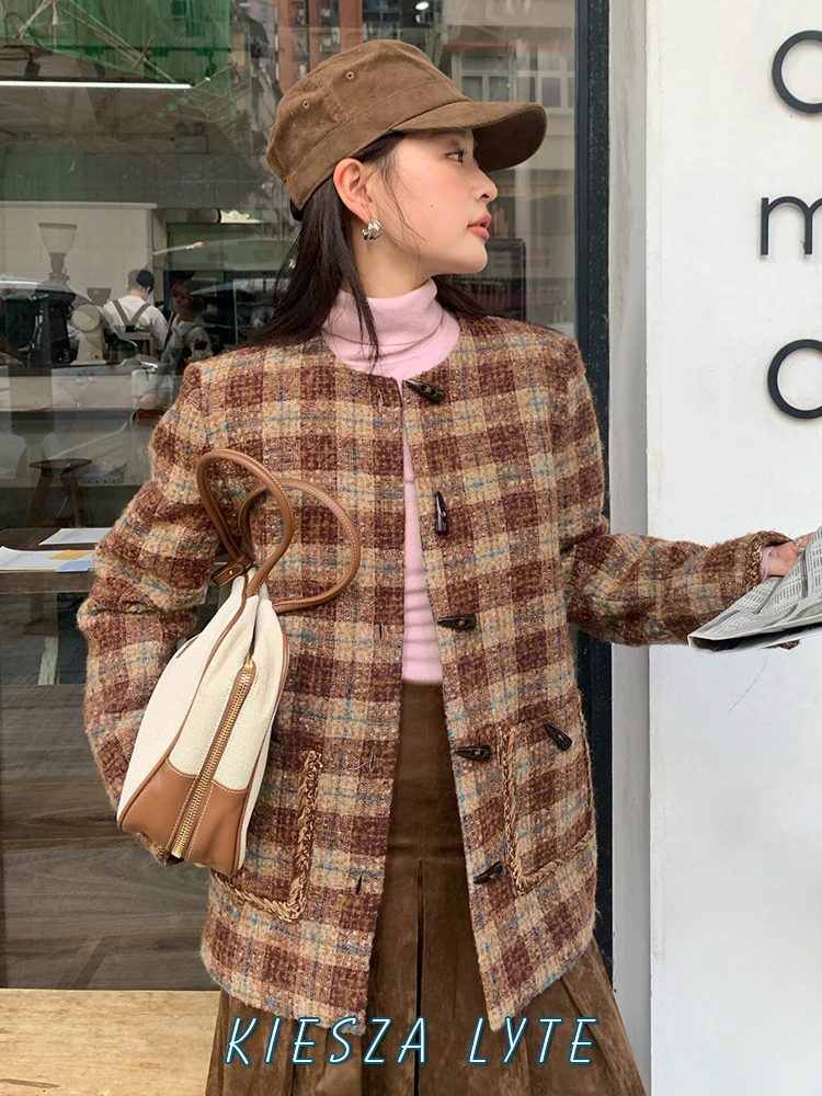 Fashion 2024 Autumn winter American Vintage Plaid Horn Buckle party High quality coat Lady Thicken tweed Jacket for Women y2k
Fashion 2024 Autumn winter American Vintage Plaid Horn Buckle party High quality coat Lady Thicken tweed Jacket for Women y2k