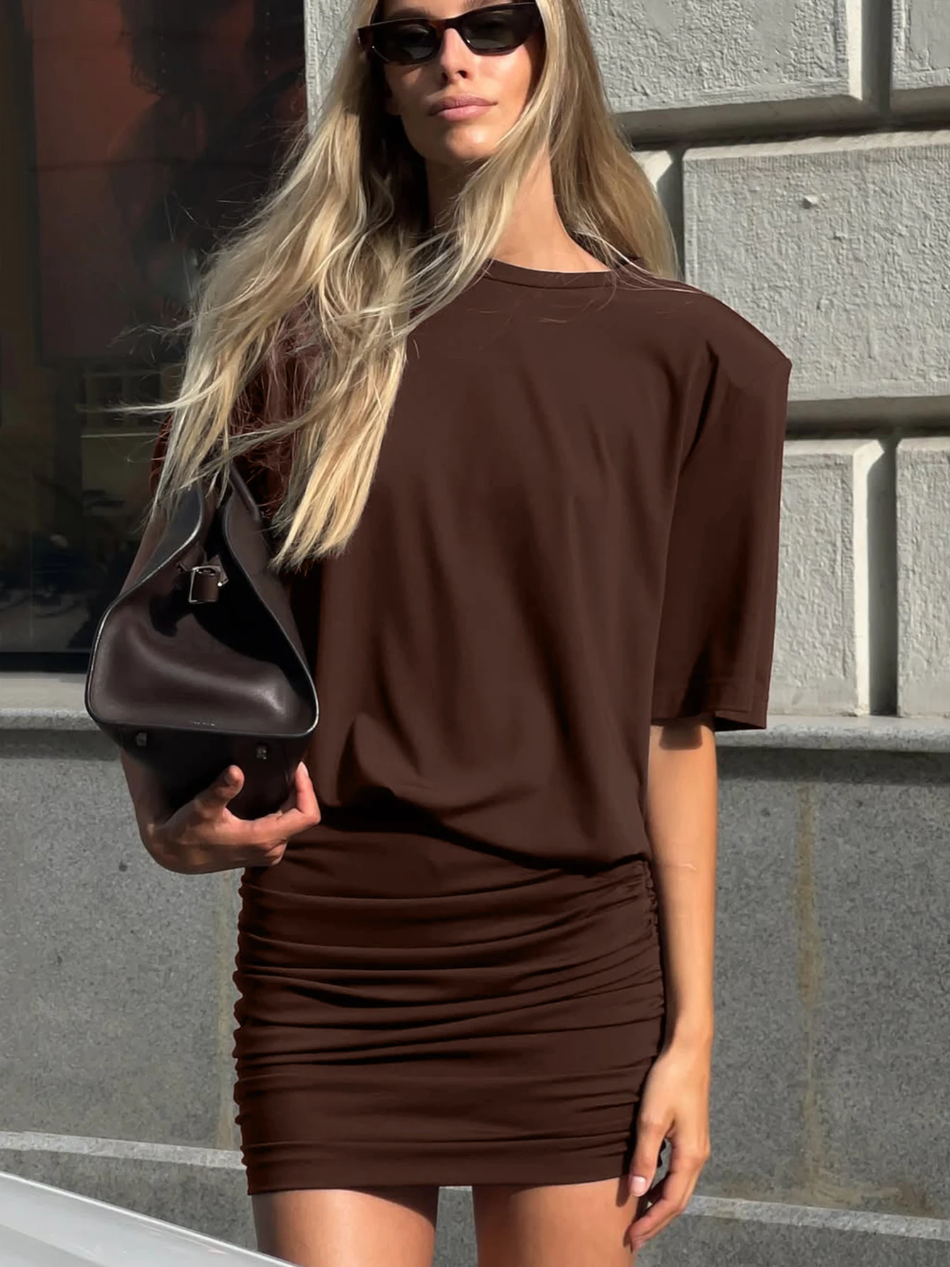 Новинка Dulzura: однотонное мини-платье с круглым вырезом, короткими рукавами и драпировкой, облегающее, для женщин. Модная повседневная одежда для вечеринок, клубов и уличного стиля.
Новинка Dulzura: однотонное мини-платье с круглым вырезом, короткими рукавами и драпировкой, облегающее, для женщин. Модная повседневная одежда для вечеринок, клубов и уличного стиля.