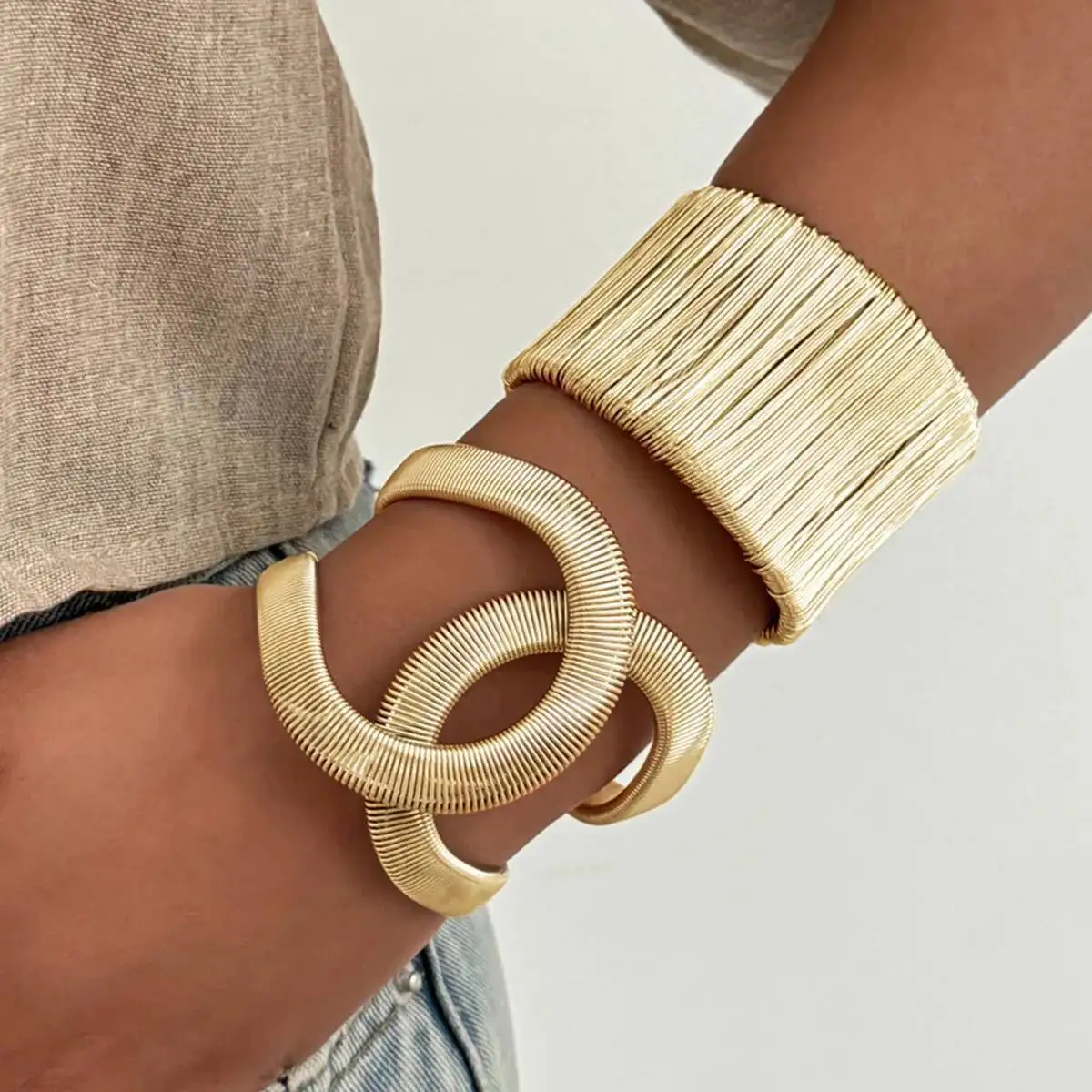 SHIXIN Retro Metal Stripe Stackable Wide Bracelet for Women Punk Hollow Out Geometric Spring Buckle Bangle Party Jewelry Gift
SHIXIN Retro Metal Stripe Stackable Wide Bracelet for Women Punk Hollow Out Geometric Spring Buckle Bangle Party Jewelry Gift