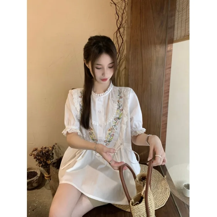 Chic Korean Style Vintage Gentle Lace Trim Embroidered Shirt Women's Waist-Cinching Doll Shirt Bubble Sleeve Top
Chic Korean Style Vintage Gentle Lace Trim Embroidered Shirt Women's Waist-Cinching Doll Shirt Bubble Sleeve Top