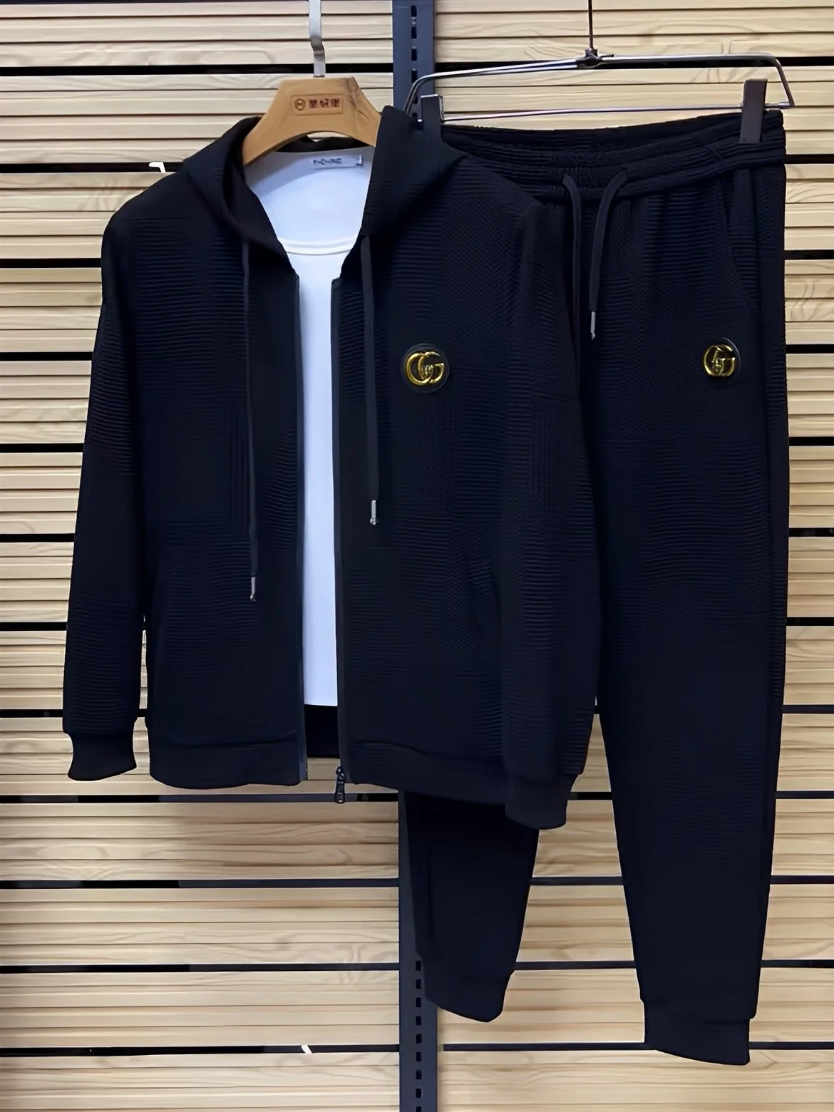 Модный спортивный костюм для мужчин: осенняя новинка, высококачественный повседневный комплект класса люкс, трендовый, с длинными рукавами и брюками.
Модный спортивный костюм для мужчин: осенняя новинка, высококачественный повседневный комплект класса люкс, трендовый, с длинными рукавами и брюками.