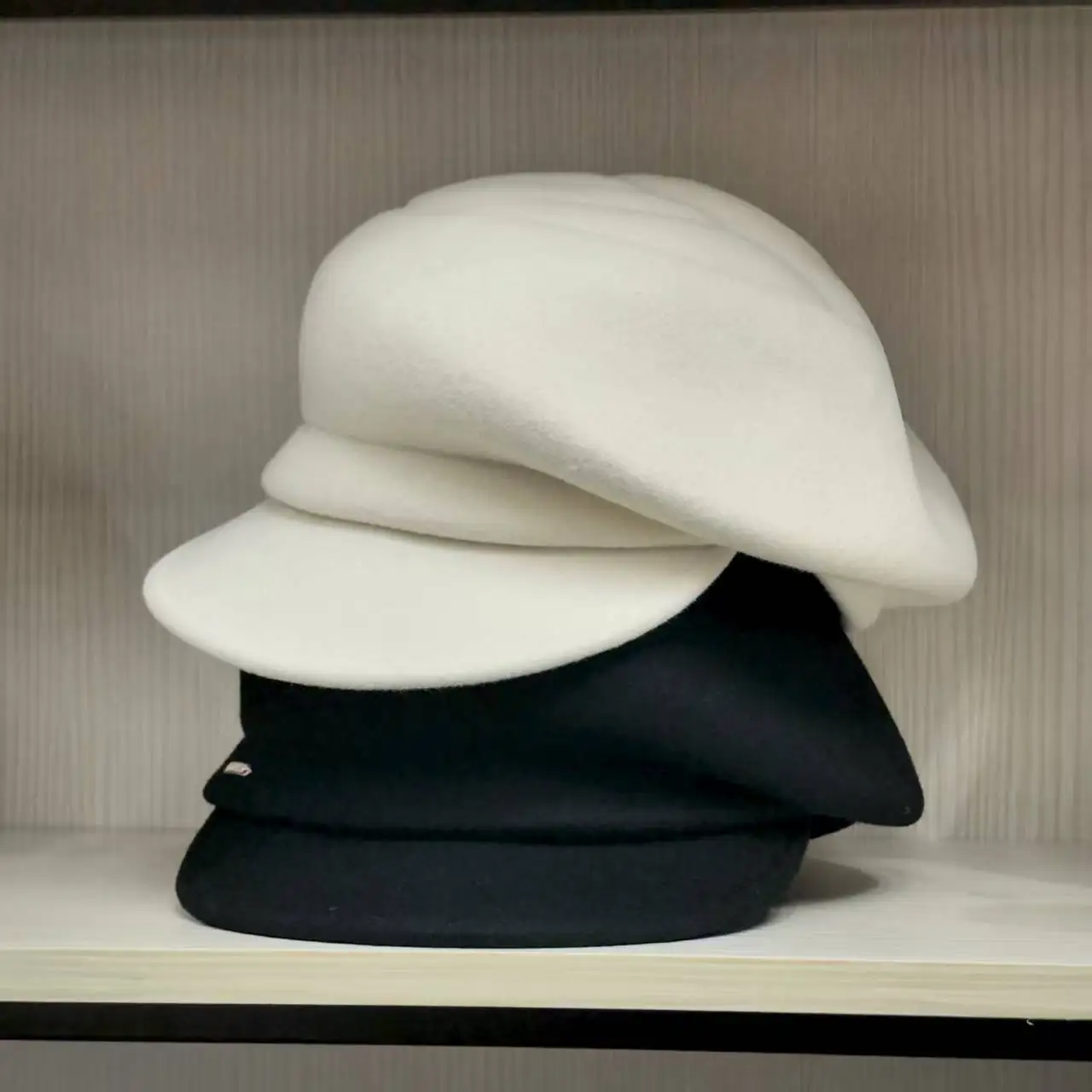 2025 Pure Wool Felt Beret Cap for Women Ivory Camel Back Vintage Casquette Luxury Design Keep Warm Brand Fedoras Chapeau Femme 
2025 Pure Wool Felt Beret Cap for Women Ivory Camel Back Vintage Casquette Luxury Design Keep Warm Brand Fedoras Chapeau Femme