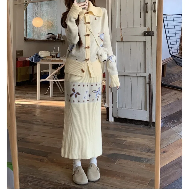 Women's Suit 2025 Winter Sweet and Age-reducing Horn Button Knitted Cardigan with High-waist Slimming Skirt Two-piece Set
Women's Suit 2025 Winter Sweet and Age-reducing Horn Button Knitted Cardigan with High-waist Slimming Skirt Two-piece Set