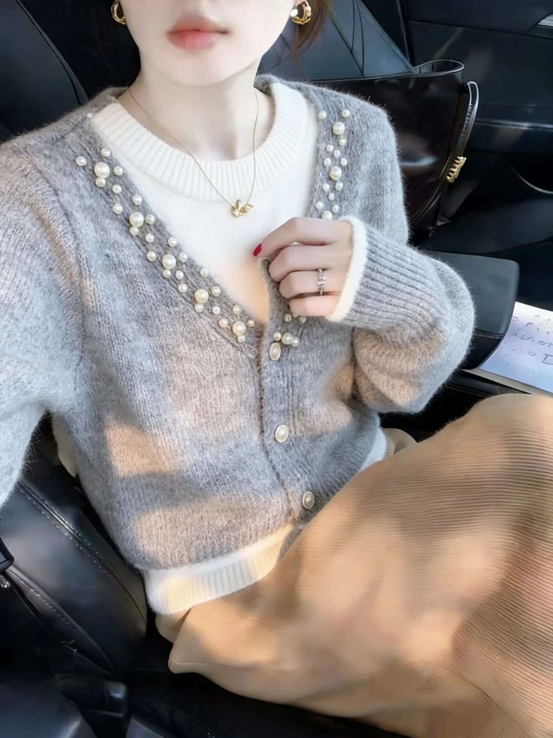 Fashionable Versatile Women's Knitted Open Cardigan Pearl Embellished Fake Two-Piece Sweater Autumn Winter Commute Style Stra...
Fashionable Versatile Women's Knitted Open Cardigan Pearl Embellished Fake Two-Piece Sweater Autumn Winter Commute Style Stra...