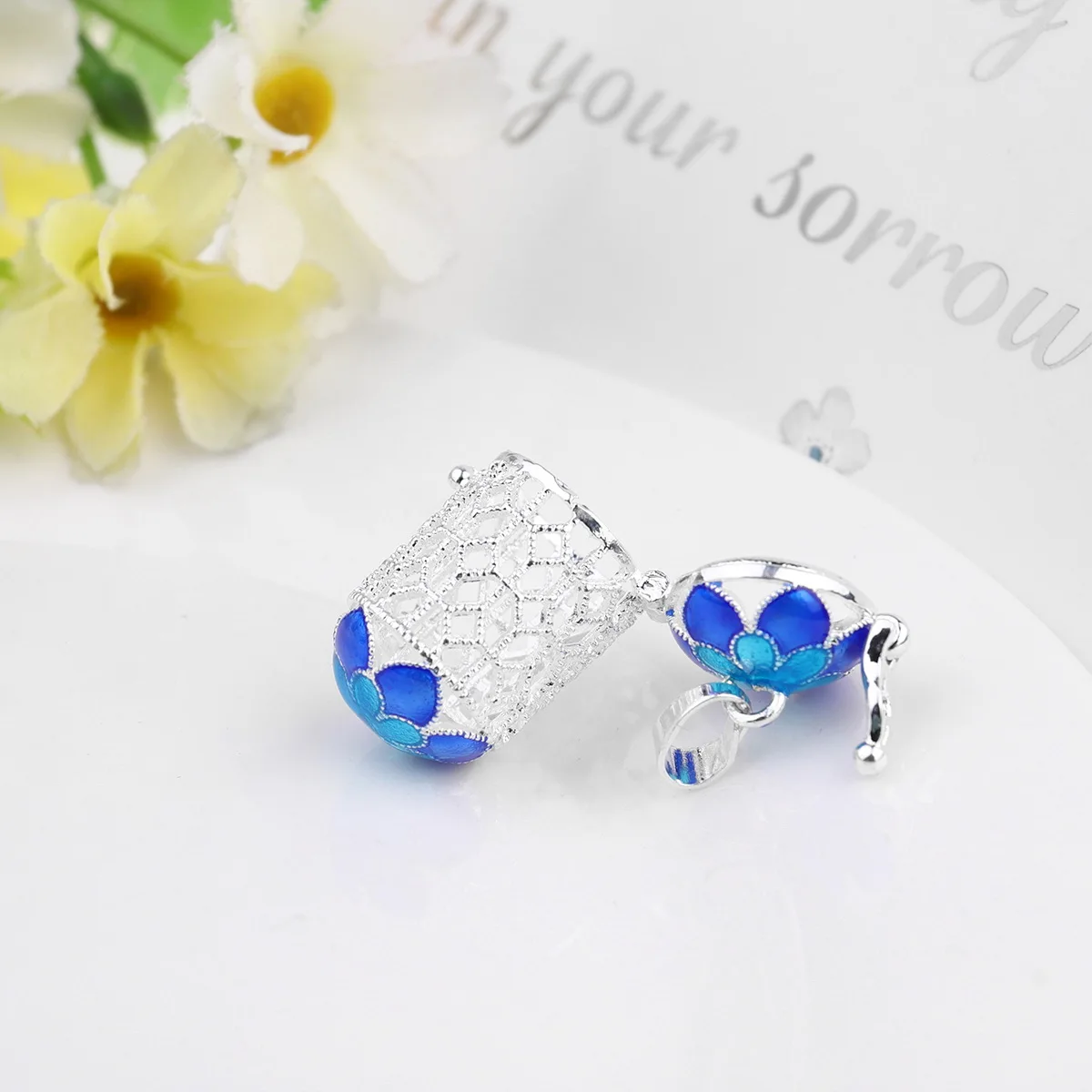 Perfume Bottle Charm Pendant Hollow Out Cylindrical Locket Essential Oils Diffuser Lid for Necklace Bracelet DIY Jewelry
Perfume Bottle Charm Pendant Hollow Out Cylindrical Locket Essential Oils Diffuser Lid for Necklace Bracelet DIY Jewelry