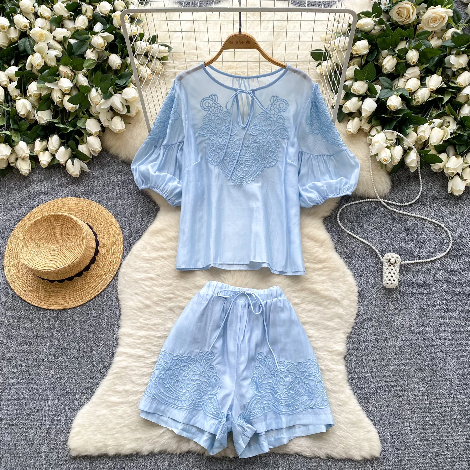 Women sweet Two Pieces Sets Chic Embroidered O-Neck Top Fashion Hotsweet High Waist Summer Elastic short Pant Sets
Women sweet Two Pieces Sets Chic Embroidered O-Neck Top Fashion Hotsweet High Waist Summer Elastic short Pant Sets