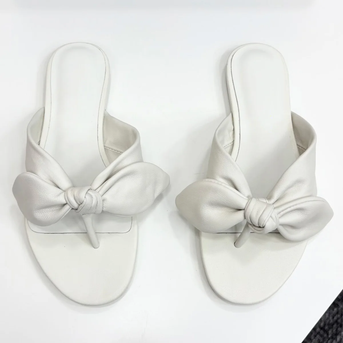 2026 Women's Velvet/Leather Bow Knot Thong Sandals, Open-Toe Flat Slippers, Chic Romantic Footwear for Summer YYT25031019
2026 Women's Velvet/Leather Bow Knot Thong Sandals, Open-Toe Flat Slippers, Chic Romantic Footwear for Summer YYT25031019