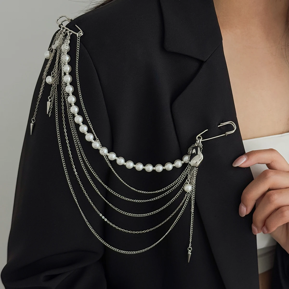 Ingemark Trendy Acrylic Crystal Beads Chain Brooches for Women Elegant Silver Color Tassel Dress Suit Collar Pins Clip Jewelry
Ingemark Trendy Acrylic Crystal Beads Chain Brooches for Women Elegant Silver Color Tassel Dress Suit Collar Pins Clip Jewelry