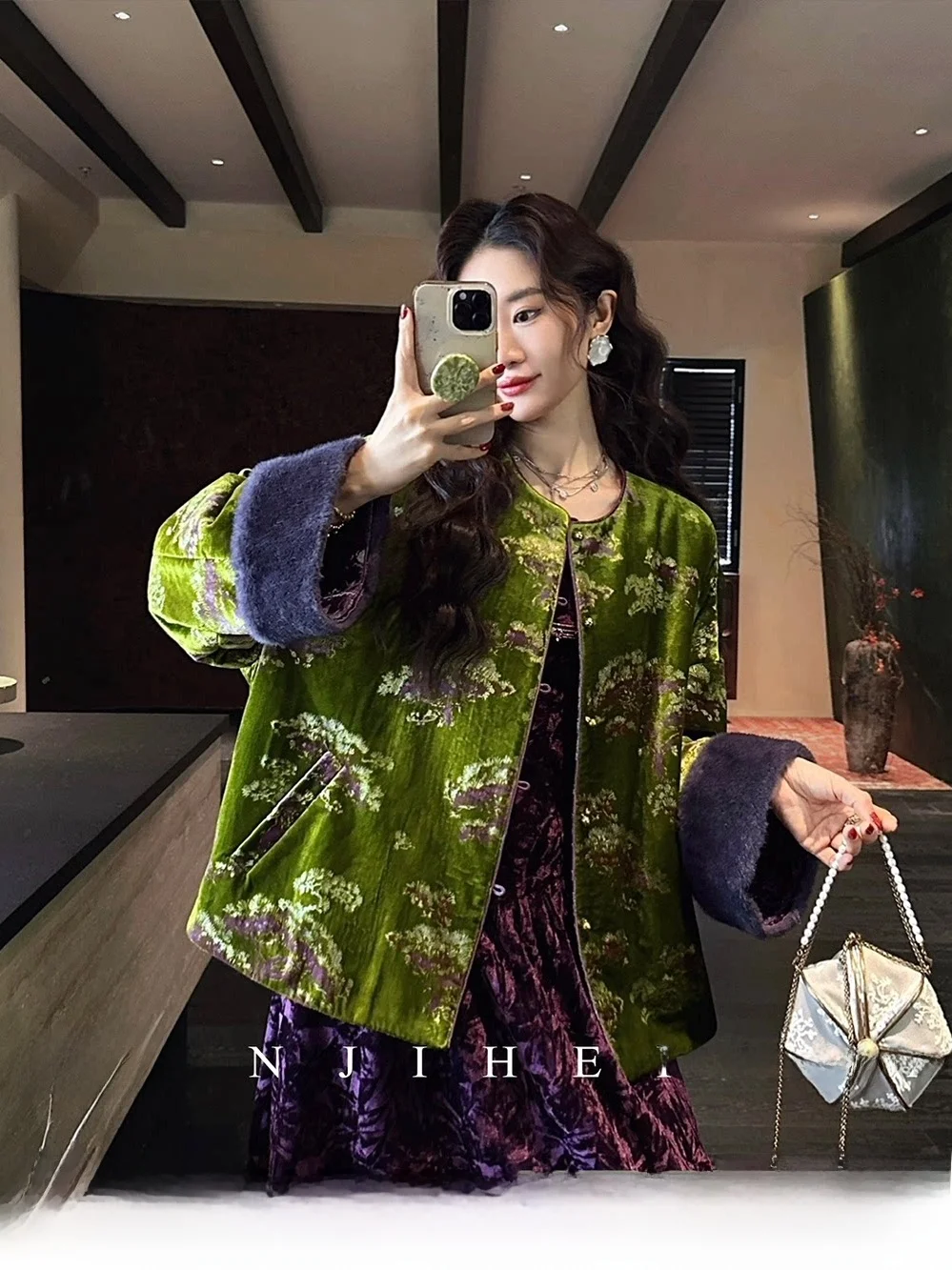 New Chinese Style Heavy Work Lacquer Velvet Black Flower Women's Jacket Winter Cotton Clothes Fashionable Ladies' Outerwear
New Chinese Style Heavy Work Lacquer Velvet Black Flower Women's Jacket Winter Cotton Clothes Fashionable Ladies' Outerwear