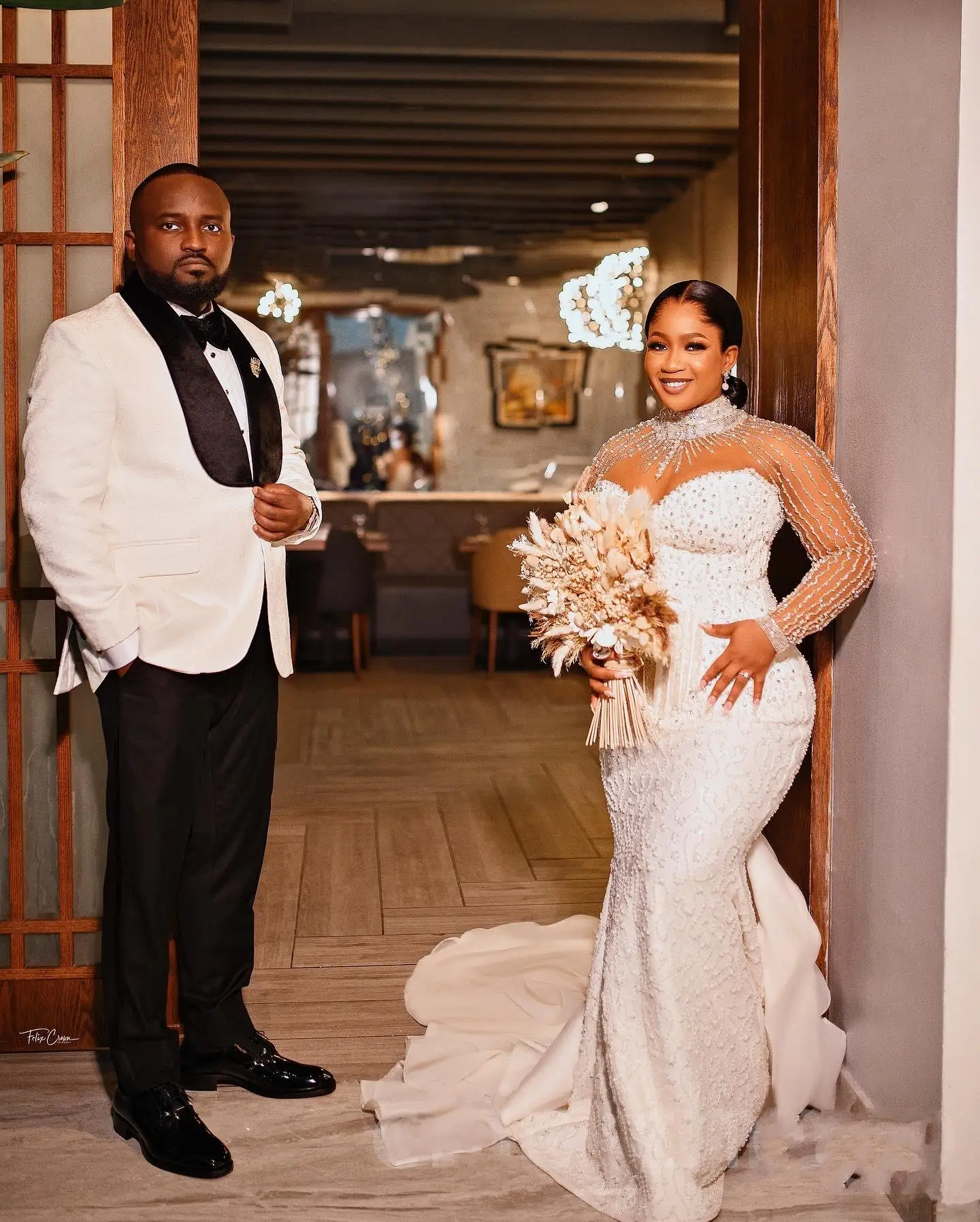Customized Illusion High Collar Shinny Beads Crystals Arabic Wedding Dress Robe De Mariée Long Sleeves Modest Bridal Gown
Customized Illusion High Collar Shinny Beads Crystals Arabic Wedding Dress Robe De Mariée Long Sleeves Modest Bridal Gown