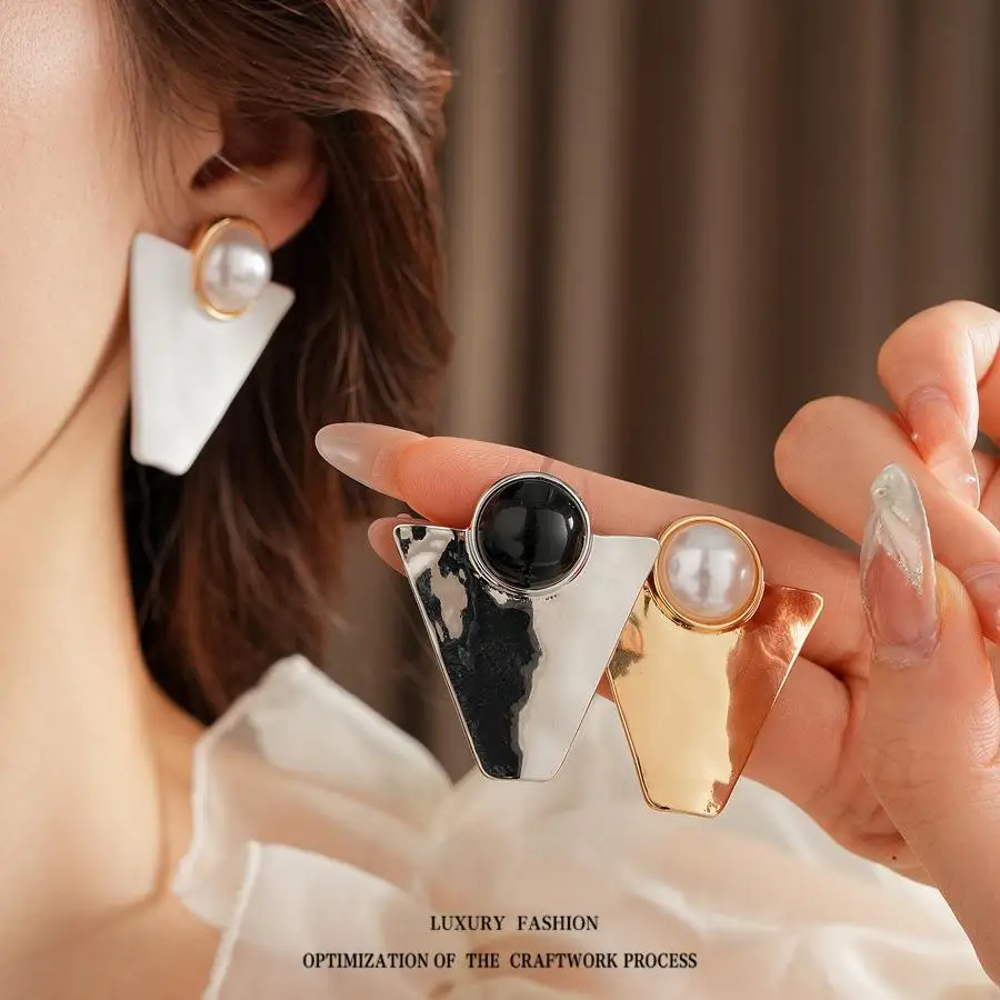2025 Fashion new Big pearl triangle statement stud earrings for women luxury designer earrings vintage elegant jewelry 
2025 Fashion new Big pearl triangle statement stud earrings for women luxury designer earrings vintage elegant jewelry