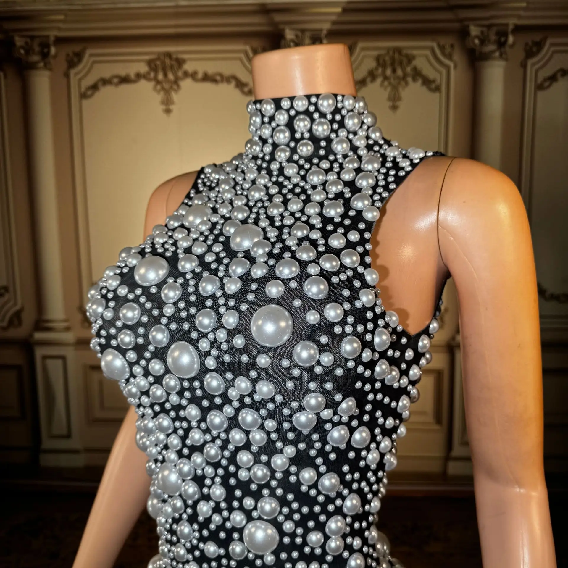 Design-oriented, niche European luxury black rhinestone cultivated net halter top from Xinjiang for dance wear.
Design-oriented, niche European luxury black rhinestone cultivated net halter top from Xinjiang for dance wear.
