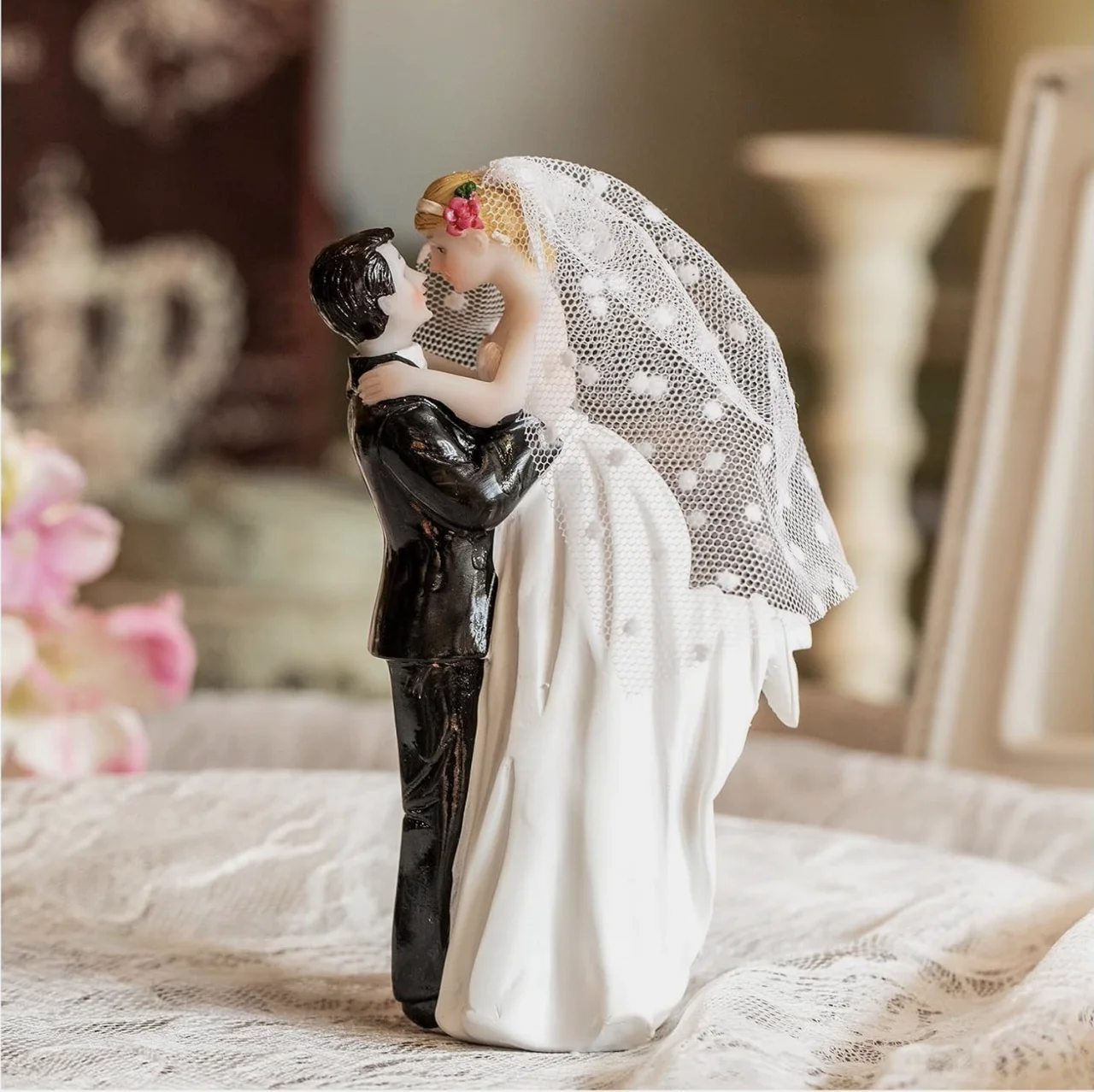 Modern Wedding Cake Toppers Bride and Groom Handmade Figurine for Decoration
Modern Wedding Cake Toppers Bride and Groom Handmade Figurine for Decoration