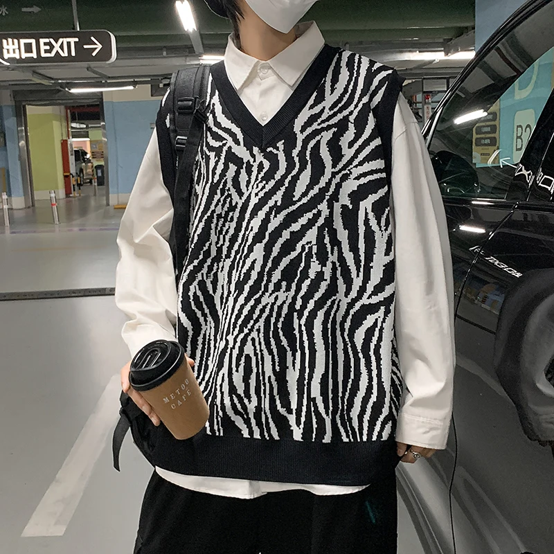 2023 Sweater Vest Men Fashion Vintage V-neck Teenagers Streetwear Loose Outwear Sleeveless Knit Contrast Color Sweaters New F146
2023 Sweater Vest Men Fashion Vintage V-neck Teenagers Streetwear Loose Outwear Sleeveless Knit Contrast Color Sweaters New F146