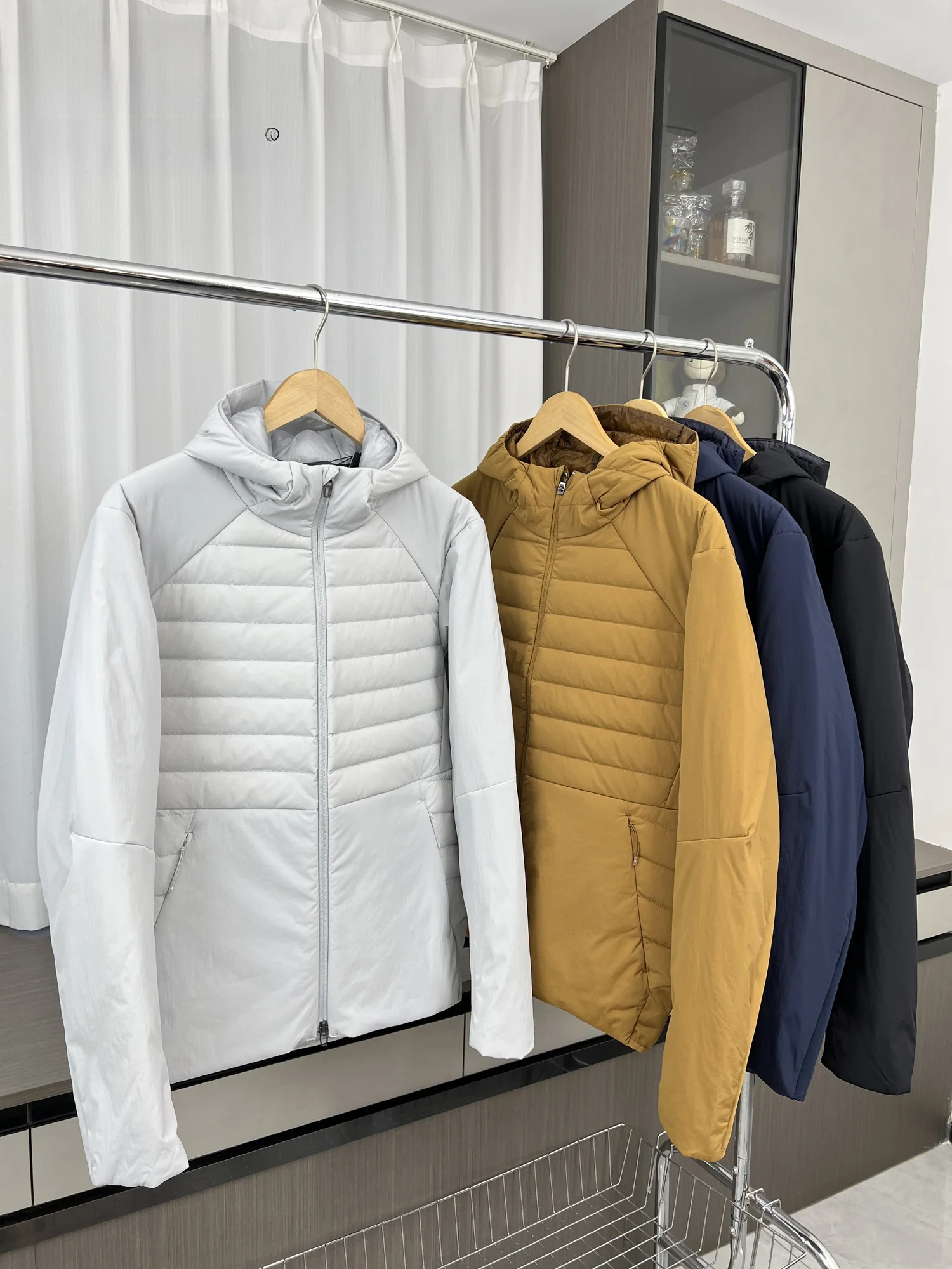 Легкая мужская пуховая куртка серии Warmth с капюшоном для активного отдыха, модная городская повседневная модель для пар, наполненная пухом
Легкая мужская пуховая куртка серии Warmth с капюшоном для активного отдыха, модная городская повседневная модель для пар, наполненная пухом