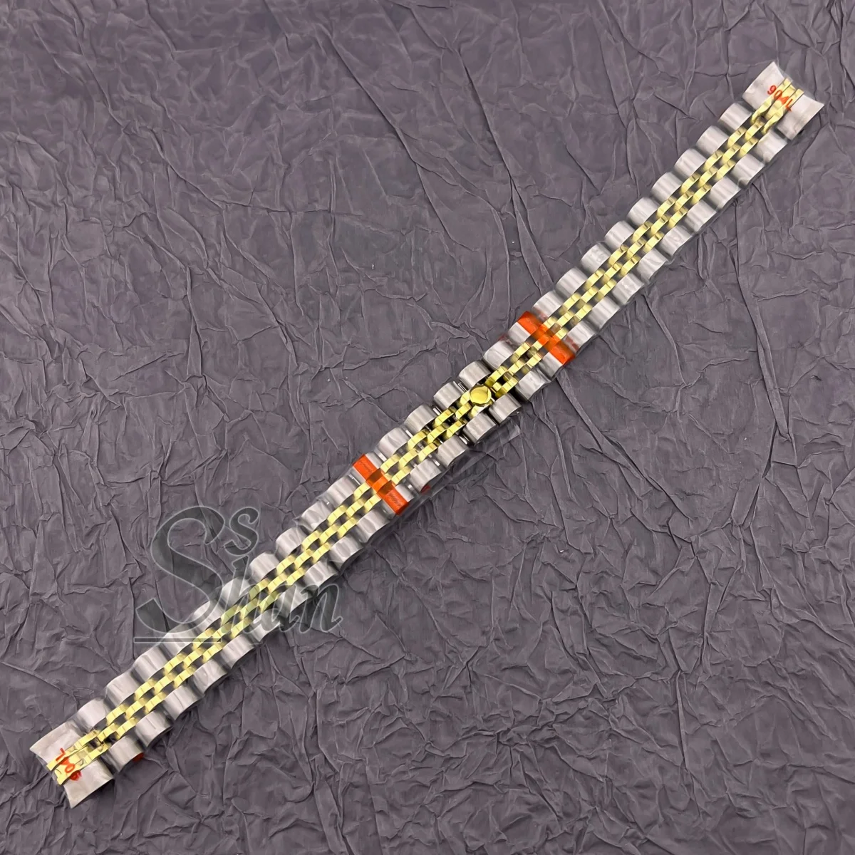 13mm wide ladies' watch band 316L stainless steel folding buckle is suitable for ladies' watch accessories with 26mm case.
13mm wide ladies' watch band 316L stainless steel folding buckle is suitable for ladies' watch accessories with 26mm case.