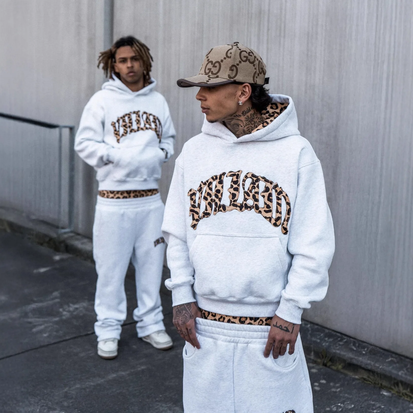 2025 autumn and winter new y2k leopard print letter embroidery street casual versatile hooded sweatshirt for men and women
2025 autumn and winter new y2k leopard print letter embroidery street casual versatile hooded sweatshirt for men and women
