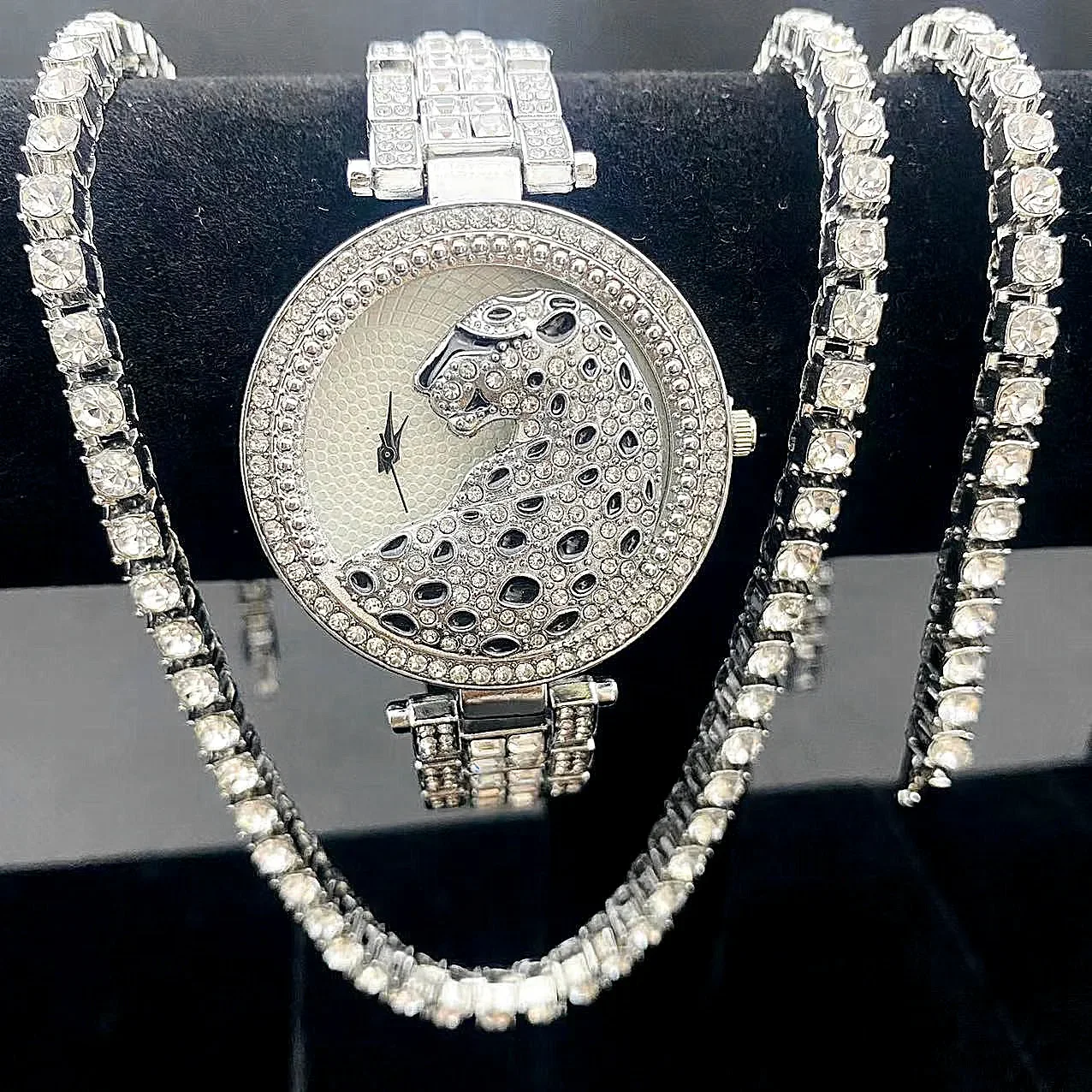 Роскошные часы Iced Out для женщин, 3 шт., теннисная цепочка, браслет, ожерелья, блестящий комплект ювелирных изделий, роскошные женские часы с леопардовым принтом
Роскошные часы Iced Out для женщин, 3 шт., теннисная цепочка, браслет, ожерелья, блестящий комплект ювелирных изделий, роскошные женские часы с леопардовым принтом