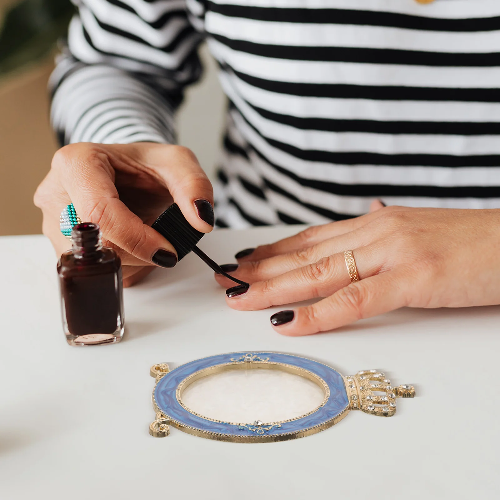 Delicate Nail Art Palette Resin Crown Shape Portable Mixing Palette Nail Color Display Board Makeup Foundation Color Mixing Tray
Delicate Nail Art Palette Resin Crown Shape Portable Mixing Palette Nail Color Display Board Makeup Foundation Color Mixing Tray