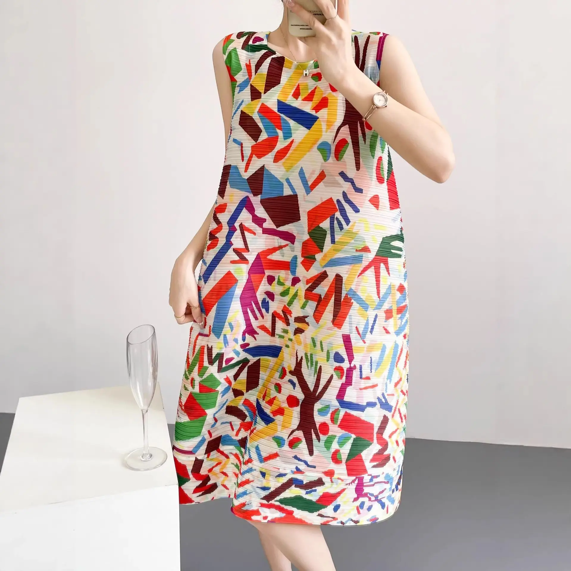 Graffiti dress sleeveless loose meat covering printed vest skirt high elastic fluffy age reducing and thin skirt
Graffiti dress sleeveless loose meat covering printed vest skirt high elastic fluffy age reducing and thin skirt