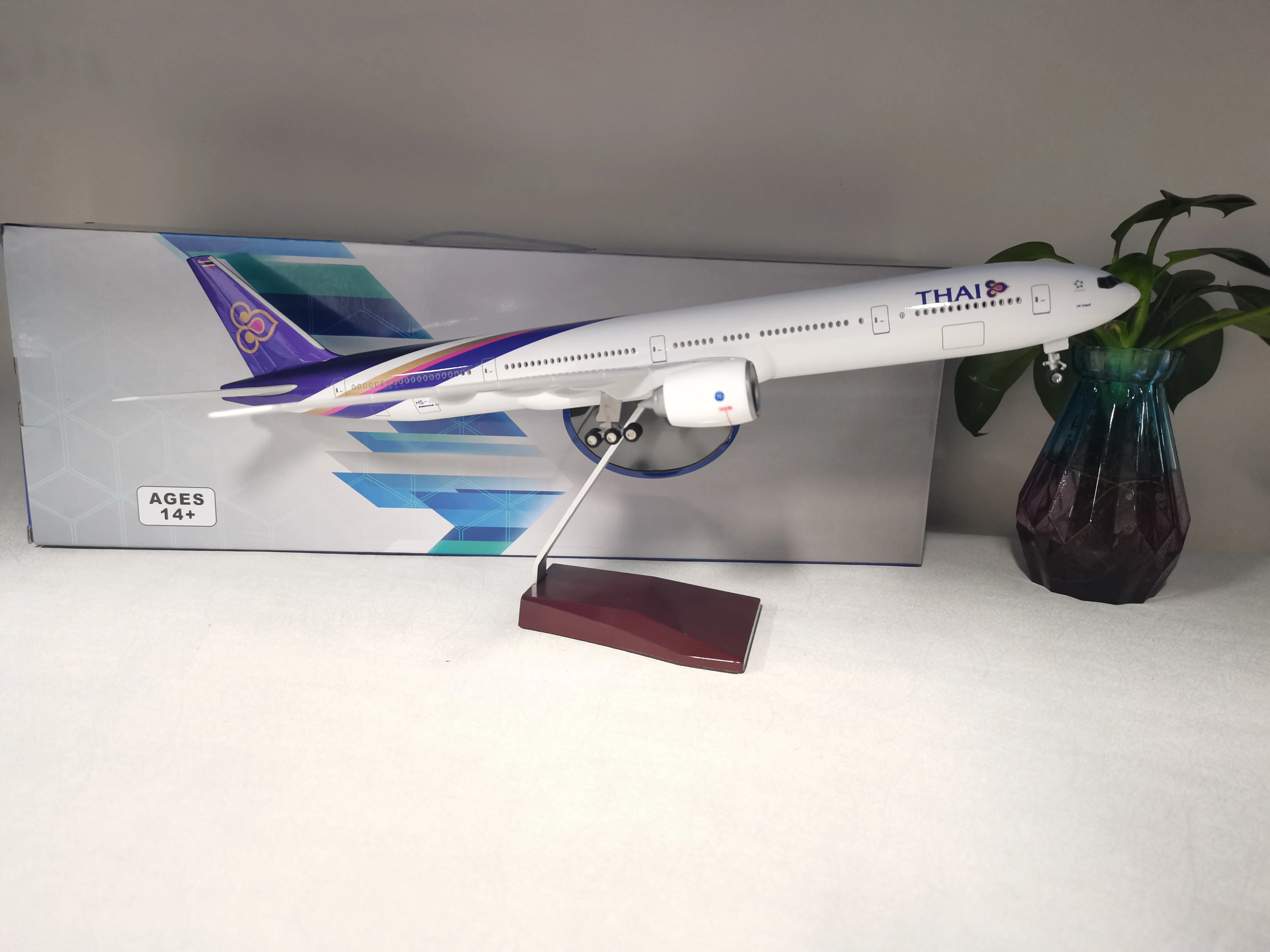 47 см B777 Таиланд Airlines Airplane777 Наборы с подсветкой и основанием, литая под давлением модель из смолы, коллекционный подарок для любителей авиации
47 см B777 Таиланд Airlines Airplane777 Наборы с подсветкой и основанием, литая под давлением модель из смолы, коллекционный подарок для любителей авиации