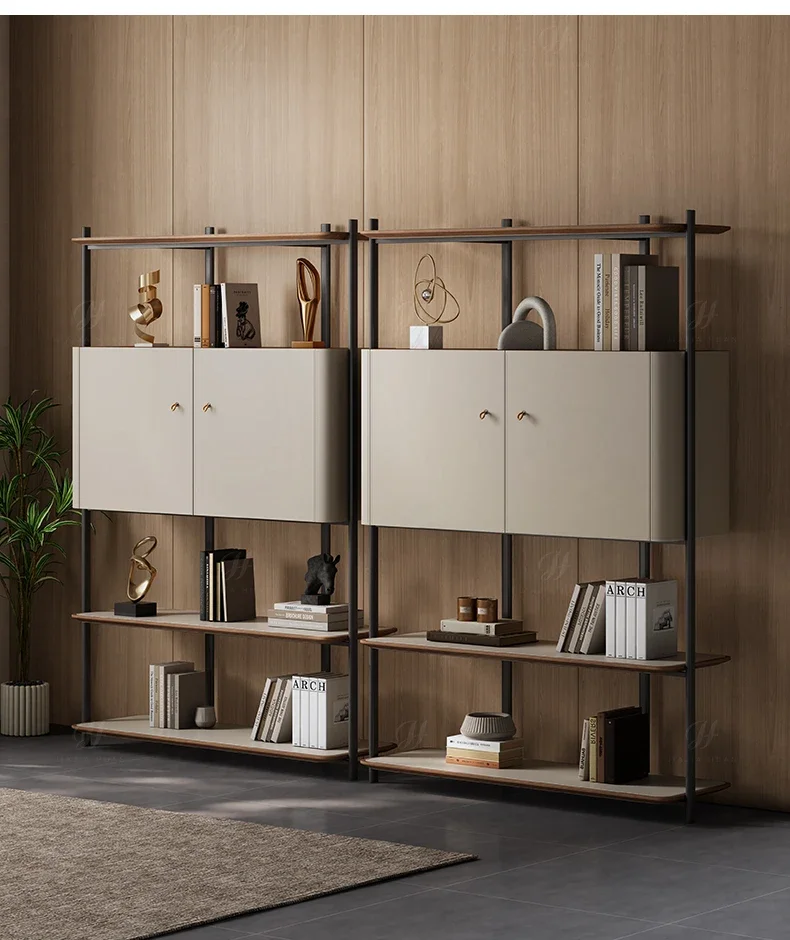 Итальянская минималистичная книжная полка из высококачественной атмосферной кожи.
Итальянская минималистичная книжная полка из высококачественной атмосферной кожи.