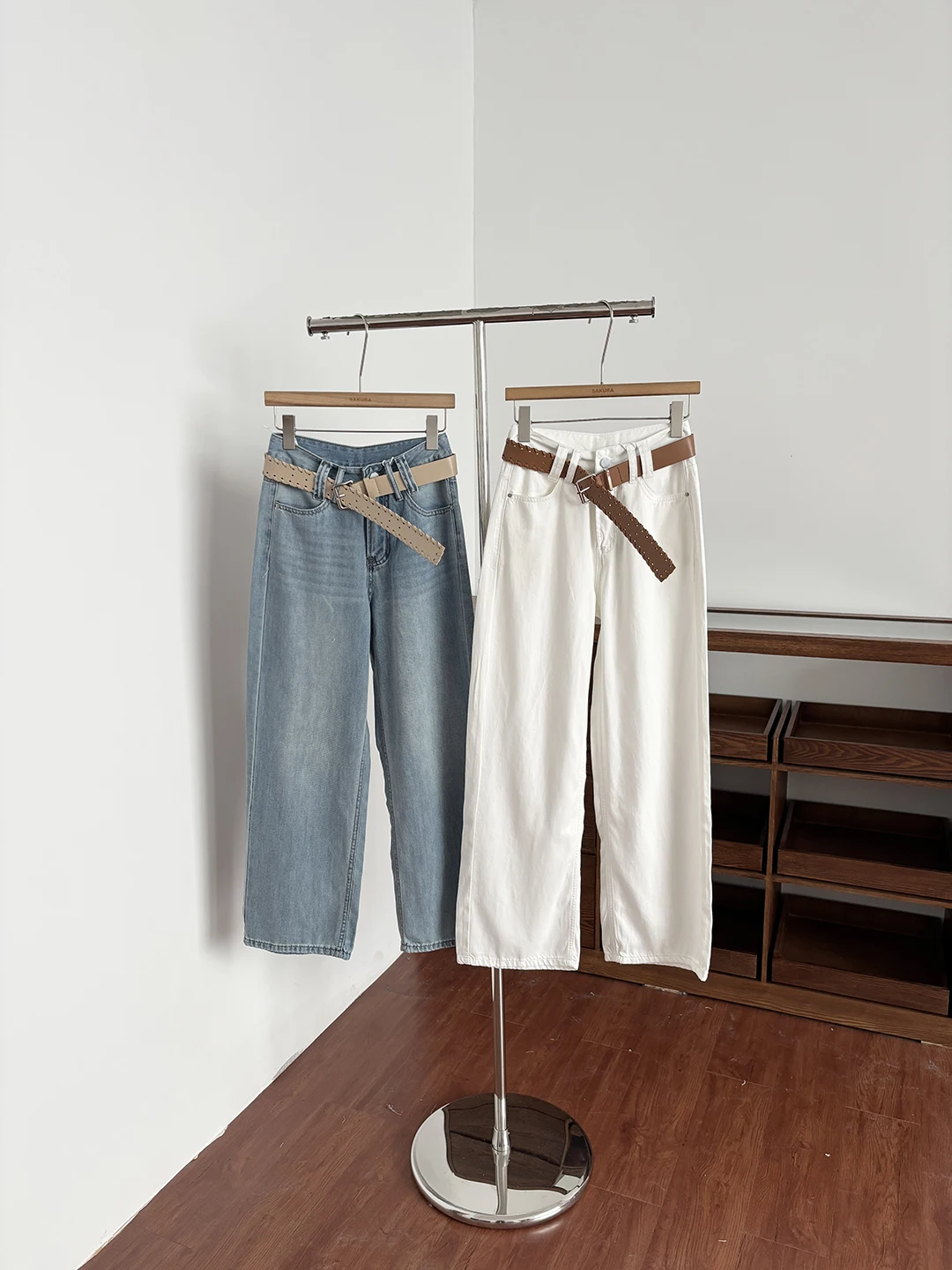 Summer 2026 High Waist Wide Leg Jeans Loose Fit Women's Denim Pants with Belt Korean Style Fashion Simple Polyester Fiber
Summer 2026 High Waist Wide Leg Jeans Loose Fit Women's Denim Pants with Belt Korean Style Fashion Simple Polyester Fiber