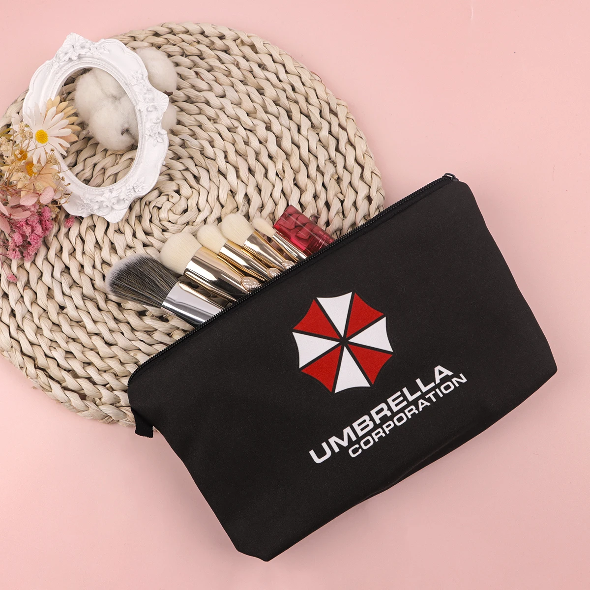Horror Movie Printed Cosmetic Pouch Women Cosmetic Brush Bags Portable Travel Storage Pouch Lipstick Bag Makeup Case Bag
Horror Movie Printed Cosmetic Pouch Women Cosmetic Brush Bags Portable Travel Storage Pouch Lipstick Bag Makeup Case Bag