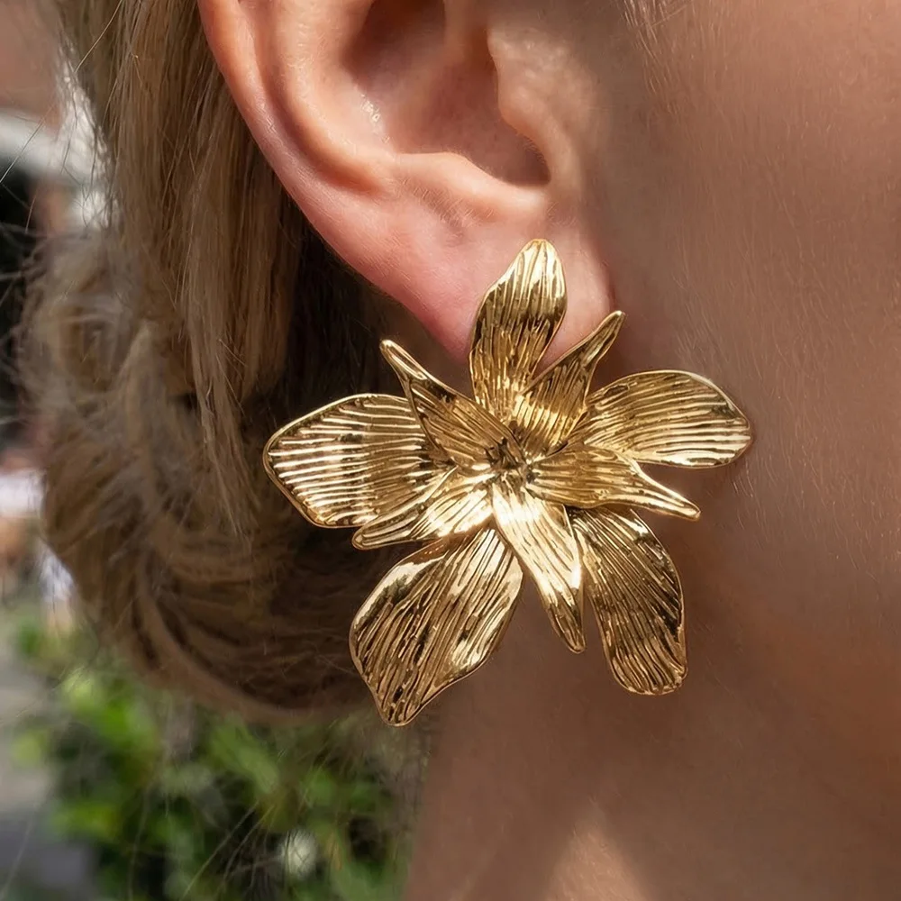 Stainless Steel Metal Flower Big Stud Earrings for Women Delicate Exaggerated 18K Gold Plated Summer Jewelry Fashion Gifts
Stainless Steel Metal Flower Big Stud Earrings for Women Delicate Exaggerated 18K Gold Plated Summer Jewelry Fashion Gifts