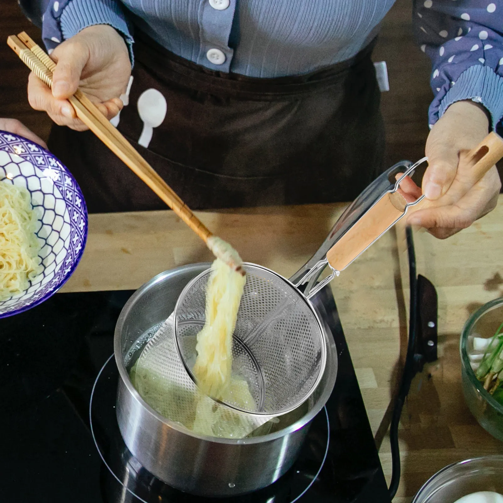 1Pcs Stainless Steel Strainer Basket with Wooden Handle for Noodles Pasta Dumplings Rice Lentils Skimmer Spoon Food Drain Tool
1Pcs Stainless Steel Strainer Basket with Wooden Handle for Noodles Pasta Dumplings Rice Lentils Skimmer Spoon Food Drain Tool